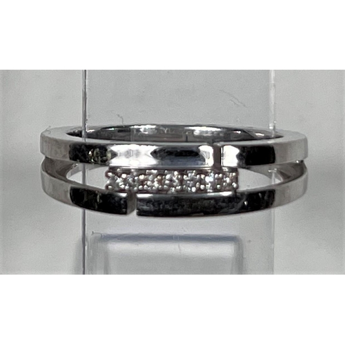 610 - A white gold half eternity ring set 7 diamonds, 2.7 gm