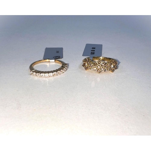 658A - 2 9 carat hallmarked gold rings, 1 set with 3 flowerheads of champagne diamonds, 23 in all, 1 carat ... 