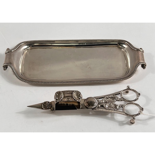 817 - An early 19th century silver candle snuffer with cast shell decoration, tray with gadrooned border, ... 