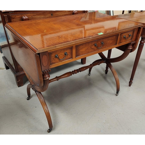 909 - A reproduction Regency style sofa table with 3 crossbanded frieze drawers and reeded crossbanded end... 