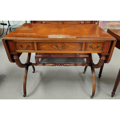 909 - A reproduction Regency style sofa table with 3 crossbanded frieze drawers and reeded crossbanded end... 