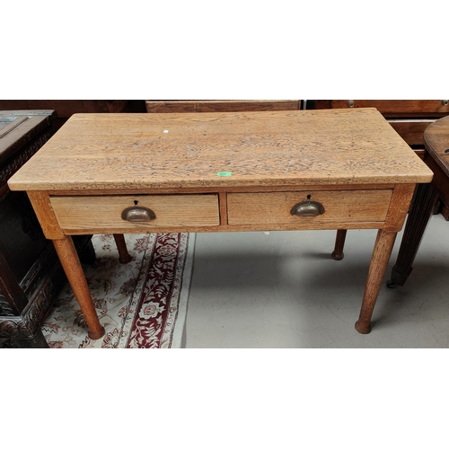 925 - A Victorian oak side table with 2 drawers