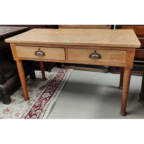 925 - A Victorian oak side table with 2 drawers