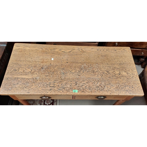 925 - A Victorian oak side table with 2 drawers