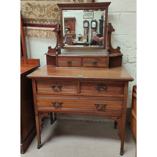 928 - An Edwardian mahogany dressing table of 1 long, 2 short and 2 jewellery drawers