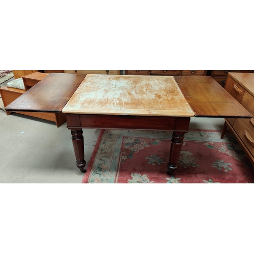 929a - A Victorian draw leaf kitchen table on turned legs and 5 country made kitchen chairs