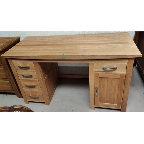 942 - A modern light oak kneehole desk, width 141cm