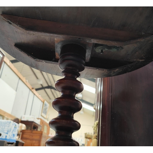 971 - A mahogany tilt top occasional table with bobbin turned column, three splay feet with rimmed border&... 