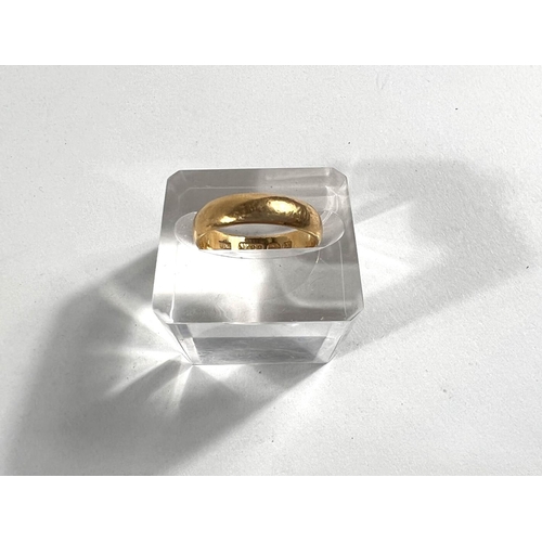 636 - A barrel shaped 22 carat hallmarked gold wedding ring, 4.9gm