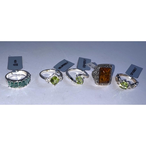 660A - 5 hallmarked dress rings: 1 set square Peridot 1.59 carat, 1 set Baltic amber in pierced setting, 1 ... 