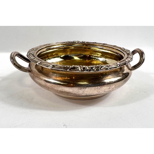 798 - An early 19th century circular silver two handled dish, reeded decoration, parcel gilt interior, Lon... 