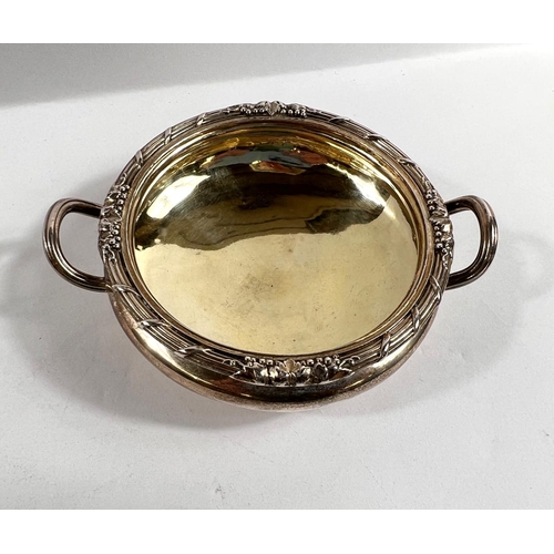 798 - An early 19th century circular silver two handled dish, reeded decoration, parcel gilt interior, Lon... 