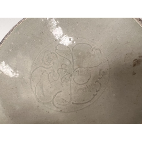 452 - A Chinese celadon bowl with central incised decoration, possibly Sung, diameter 16.5cm