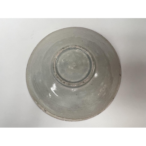 452 - A Chinese celadon bowl with central incised decoration, possibly Sung, diameter 16.5cm