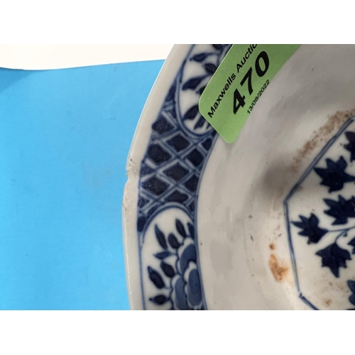 470 - A Chinese blue & white octagonal bowl with floral decoration, mark to base, diameter 18cm (small... 