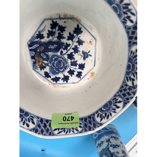 470 - A Chinese blue & white octagonal bowl with floral decoration, mark to base, diameter 18cm (small... 