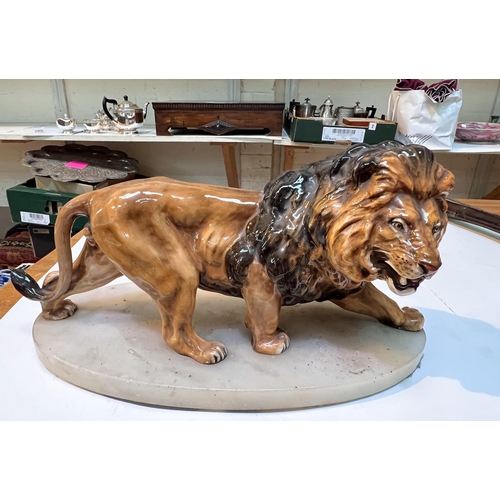 530A - A fine ceramic male lion on marble base