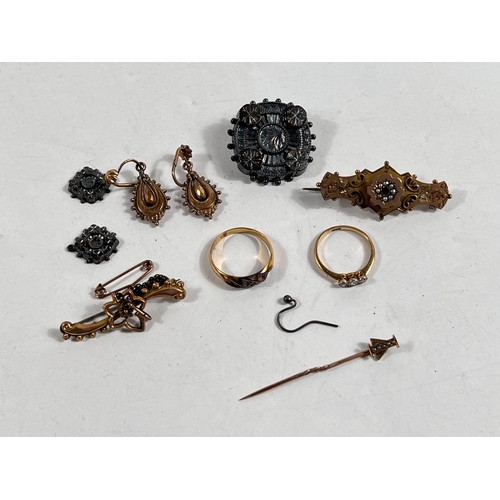 697 - An 18 carat gold dress ring; a 9 carat gold bar brooch; other jewellery