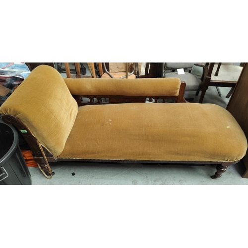 919 - An Edwardian walnut chaise longue with incised decoration, turned legs and gold dralon upholstery