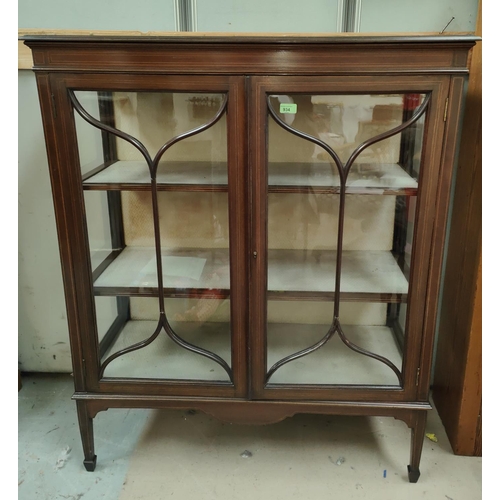 934 - An Edwardian inlaid mahogany china cabinet with 2 doors, on square legs