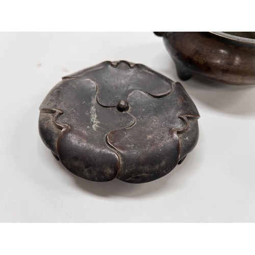 483 - An 18th/19th century Chinese bronze censor with double loop handles, with relief seal mark to base, ... 