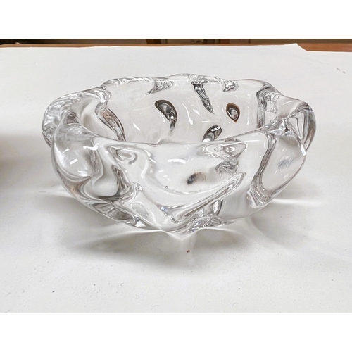 570 - A clear glass lobed dish by DAUM, with etched signature, max. width 10.5cm; a black glass baluster v... 