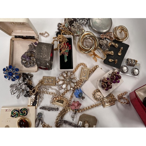 652 - A selection of costume jewellery