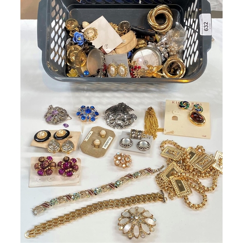 632 - A selection of costume jewellery