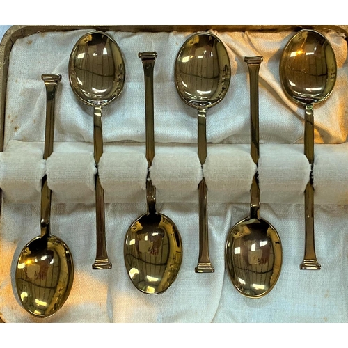 658 - An ornate set of teaspoons and tongs, pastry forks, etc., cased; other cased cutlery