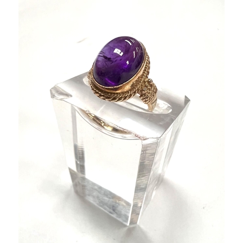 707 - A Victorian style 9 carat hallmarked gold ring set with a large carbuncle amethyst colour stone, 4.9... 