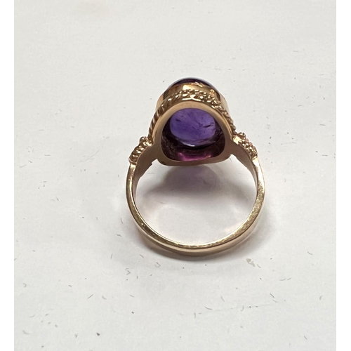 707 - A Victorian style 9 carat hallmarked gold ring set with a large carbuncle amethyst colour stone, 4.9... 