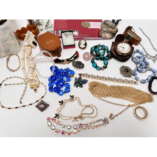 647 - A selection of costume jewellery including brooches, necklaces etc.