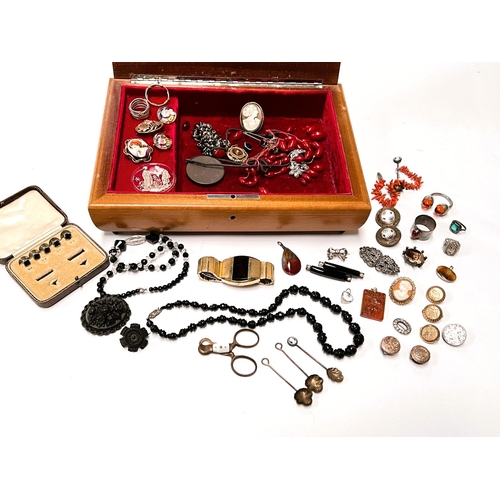 649 - A selection of vintage costume jewellery etc.