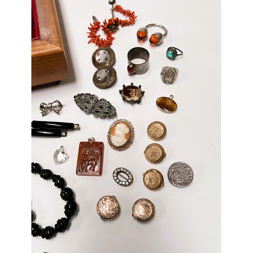 649 - A selection of vintage costume jewellery etc.