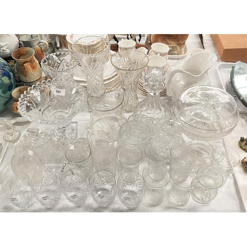 585 - A selection of cut and decorative glassware