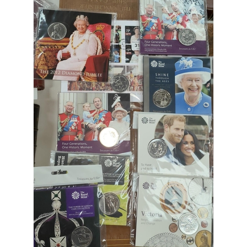 318 - GB: QEII: a commemorative coin/stamp cover and 8 Royal commemorative £5 coins in Royal Mint pa... 