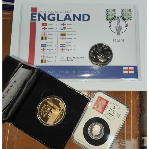 321 - GB: a change checker album with 9 coins, an RAF coin cover, 2 others and 3 other items