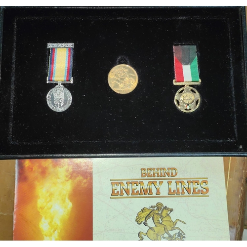 323 - GB: 1958 sovereign, Behind Enemy Lines issue, with 2 miniature medals, cased