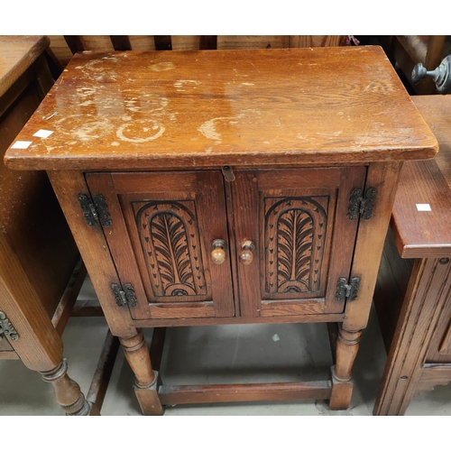 946 - A Jacobean style oak cupboard 51cm