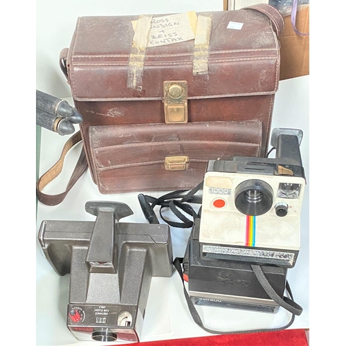 21 - A selection of vintage cameras and accessories