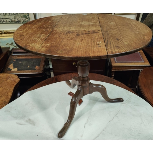 965 - A circular oak tilt top table on column with 3 splay feet dia. 83cm (splits to the top) and an oak s... 