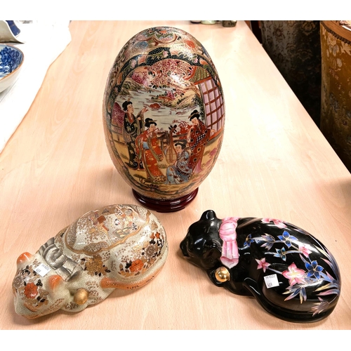 489 - A large Japanese satsuma wear egg, two similar cats