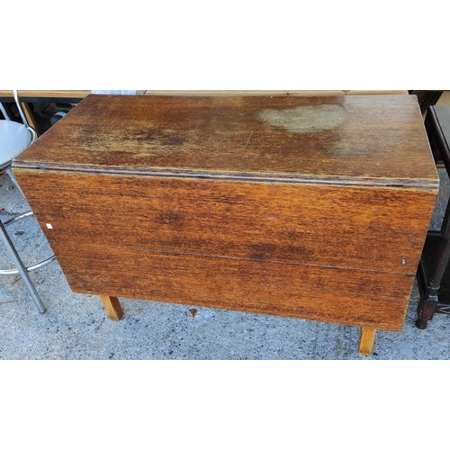 946A - An oak drop leaf square table