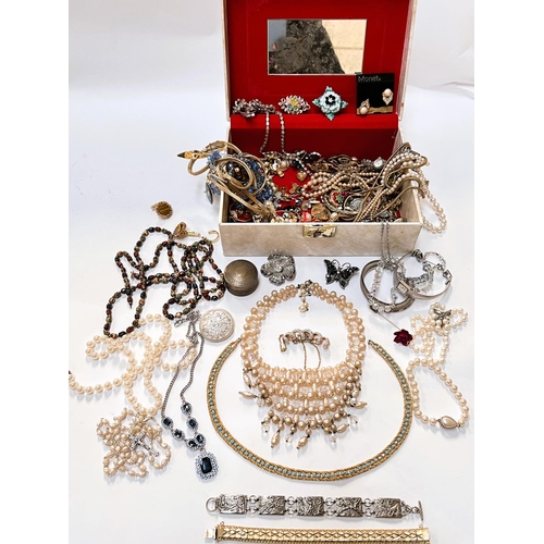 647a - A selection of costume jewellery in jewellery box including pearl necklaces, diamante, beads etc