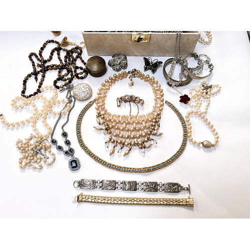 647a - A selection of costume jewellery in jewellery box including pearl necklaces, diamante, beads etc