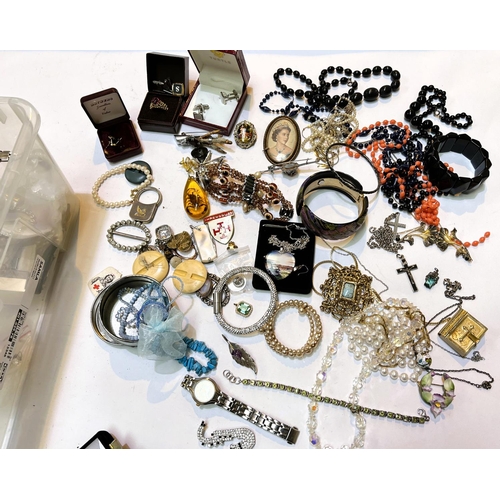 691 - A large selection of costume jewellery, diamante brooches, pearl necklaces etc