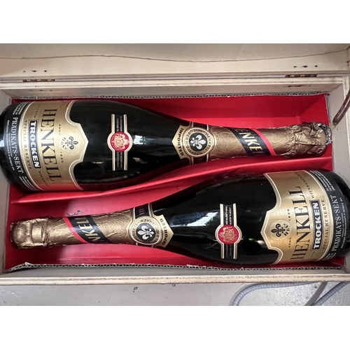 400D - A wooden presentation case with 2 bottles of HENKELL Trocken Special Reserve sparkling wine