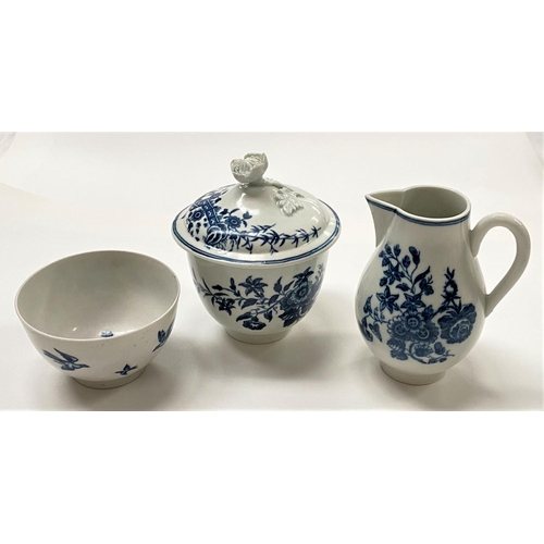 517 - 3 pieces of First Period Worcester style porcelain with Chinoiserie decoration in blue and white, co... 