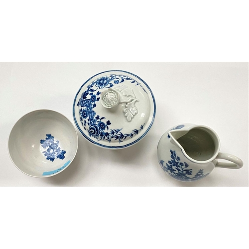 517 - 3 pieces of First Period Worcester style porcelain with Chinoiserie decoration in blue and white, co... 