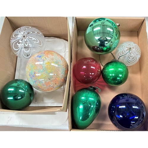 609 - A good selection of medium size with balls, etc, in various colours, 2 with white trail decoration, ... 